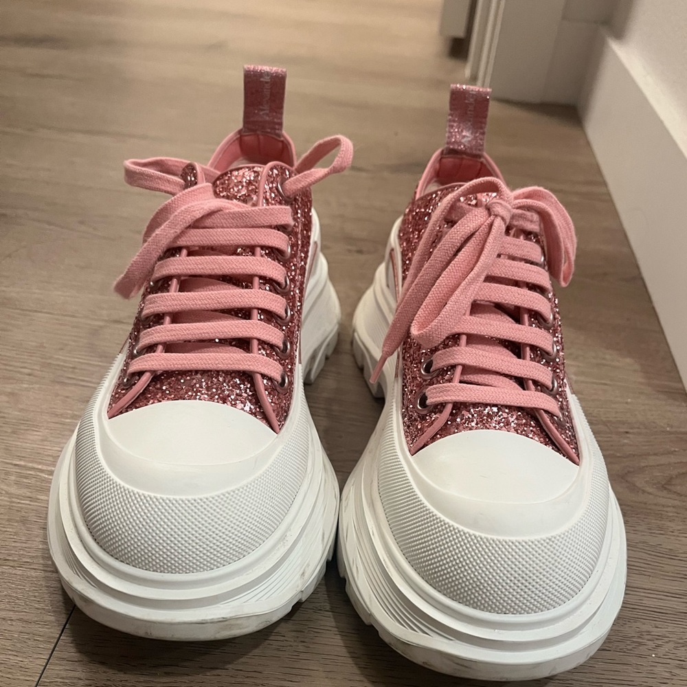 ALEXANDER MCQUEEN Tread Slick Glitter Low
Top Coral Pink
100% Authentic